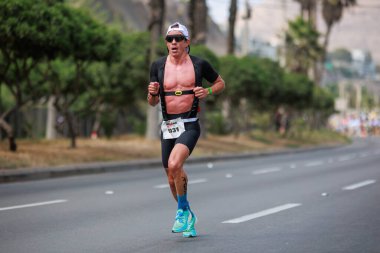 İRONMAN 70.3 Peru, Sporcular yarışıyor. 23 Nisan 2023 - LIMA, Peru