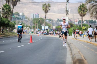 İRONMAN 70.3 Peru, Sporcular yarışıyor. 23 Nisan 2023 - LIMA, Peru