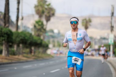 İRONMAN 70.3 Peru, Sporcular yarışıyor. 23 Nisan 2023 - LIMA, Peru