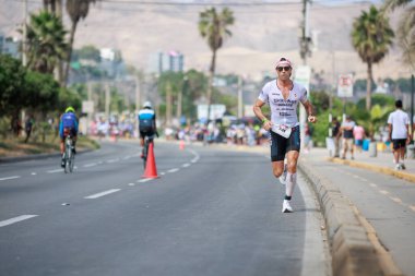 İRONMAN 70.3 Peru, Sporcular yarışıyor. 23 Nisan 2023 - LIMA, Peru