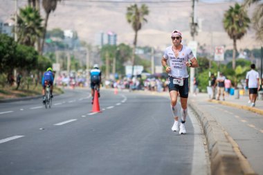 İRONMAN 70.3 Peru, Sporcular yarışıyor. 23 Nisan 2023 - LIMA, Peru