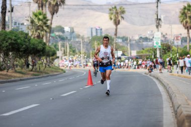 İRONMAN 70.3 Peru, Sporcular yarışıyor. 23 Nisan 2023 - LIMA, Peru