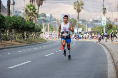 İRONMAN 70.3 Peru, Sporcular yarışıyor. 23 Nisan 2023 - LIMA, Peru