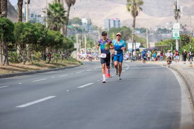 İRONMAN 70.3 Peru, Sporcular yarışıyor. 23 Nisan 2023 - LIMA, Peru