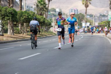 İRONMAN 70.3 Peru, Sporcular yarışıyor. 23 Nisan 2023 - LIMA, Peru