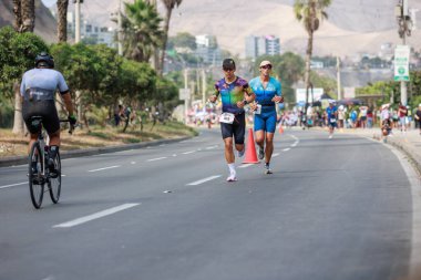 İRONMAN 70.3 Peru, Sporcular yarışıyor. 23 Nisan 2023 - LIMA, Peru