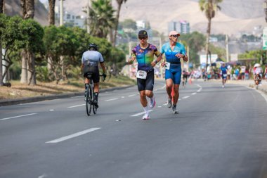 İRONMAN 70.3 Peru, Sporcular yarışıyor. 23 Nisan 2023 - LIMA, Peru