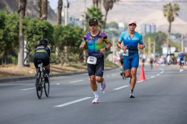 İRONMAN 70.3 Peru, Sporcular yarışıyor. 23 Nisan 2023 - LIMA, Peru