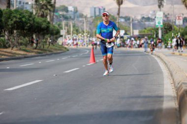 İRONMAN 70.3 Peru, Sporcular yarışıyor. 23 Nisan 2023 - LIMA, Peru
