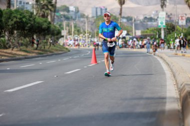 İRONMAN 70.3 Peru, Sporcular yarışıyor. 23 Nisan 2023 - LIMA, Peru
