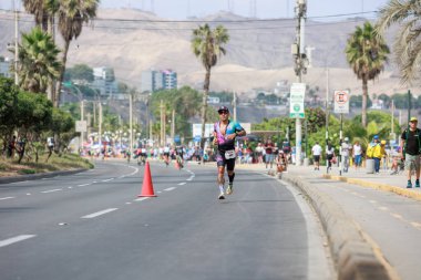 İRONMAN 70.3 Peru, Sporcular yarışıyor. 23 Nisan 2023 - LIMA, Peru