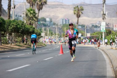 İRONMAN 70.3 Peru, Sporcular yarışıyor. 23 Nisan 2023 - LIMA, Peru