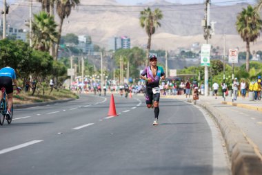 İRONMAN 70.3 Peru, Sporcular yarışıyor. 23 Nisan 2023 - LIMA, Peru