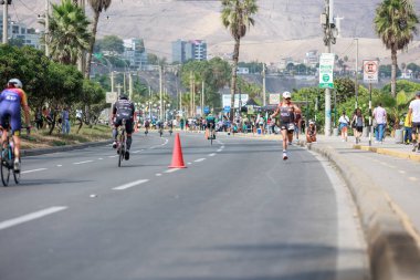 İRONMAN 70.3 Peru, Sporcular yarışıyor. 23 Nisan 2023 - LIMA, Peru