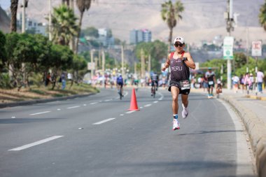 İRONMAN 70.3 Peru, Sporcular yarışıyor. 23 Nisan 2023 - LIMA, Peru