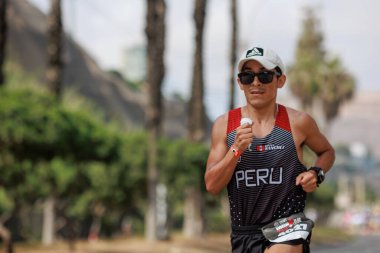 İRONMAN 70.3 Peru, Sporcular yarışıyor. 23 Nisan 2023 - LIMA, Peru