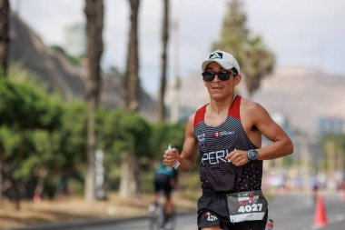 İRONMAN 70.3 Peru, Sporcular yarışıyor. 23 Nisan 2023 - LIMA, Peru