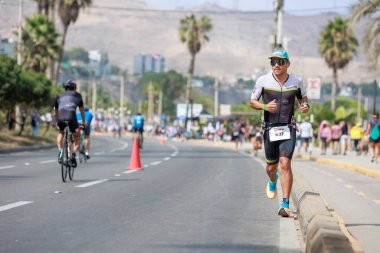 İRONMAN 70.3 Peru, Sporcular yarışıyor. 23 Nisan 2023 - LIMA, Peru