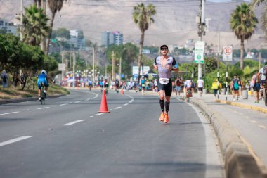 İRONMAN 70.3 Peru, Sporcular yarışıyor. 23 Nisan 2023 - LIMA, Peru