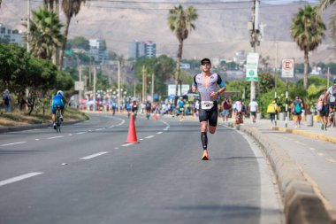 İRONMAN 70.3 Peru, Sporcular yarışıyor. 23 Nisan 2023 - LIMA, Peru