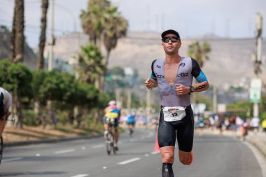 İRONMAN 70.3 Peru, Sporcular yarışıyor. 23 Nisan 2023 - LIMA, Peru