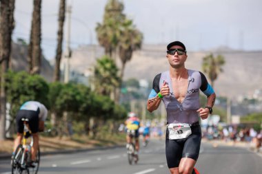 İRONMAN 70.3 Peru, Sporcular yarışıyor. 23 Nisan 2023 - LIMA, Peru