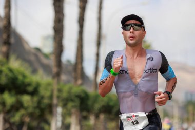 İRONMAN 70.3 Peru, Sporcular yarışıyor. 23 Nisan 2023 - LIMA, Peru