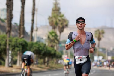İRONMAN 70.3 Peru, Sporcular yarışıyor. 23 Nisan 2023 - LIMA, Peru