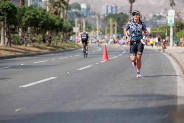 İRONMAN 70.3 Peru, Sporcular yarışıyor. 23 Nisan 2023 - LIMA, Peru