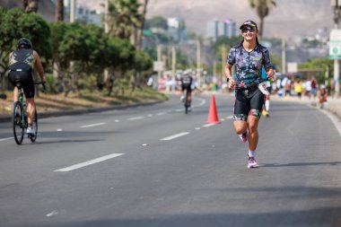 İRONMAN 70.3 Peru, Sporcular yarışıyor. 23 Nisan 2023 - LIMA, Peru