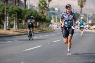 İRONMAN 70.3 Peru, Sporcular yarışıyor. 23 Nisan 2023 - LIMA, Peru