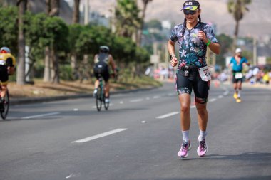 İRONMAN 70.3 Peru, Sporcular yarışıyor. 23 Nisan 2023 - LIMA, Peru
