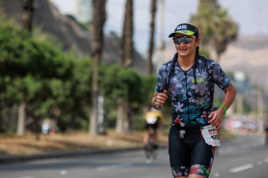 İRONMAN 70.3 Peru, Sporcular yarışıyor. 23 Nisan 2023 - LIMA, Peru