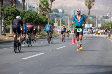 İRONMAN 70.3 Peru, Sporcular yarışıyor. 23 Nisan 2023 - LIMA, Peru