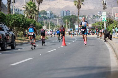 İRONMAN 70.3 Peru, Sporcular yarışıyor. 23 Nisan 2023 - LIMA, Peru