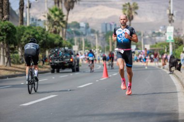 İRONMAN 70.3 Peru, Sporcular yarışıyor. 23 Nisan 2023 - LIMA, Peru