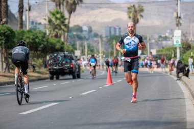 İRONMAN 70.3 Peru, Sporcular yarışıyor. 23 Nisan 2023 - LIMA, Peru