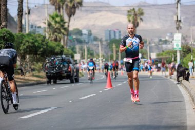 İRONMAN 70.3 Peru, Sporcular yarışıyor. 23 Nisan 2023 - LIMA, Peru