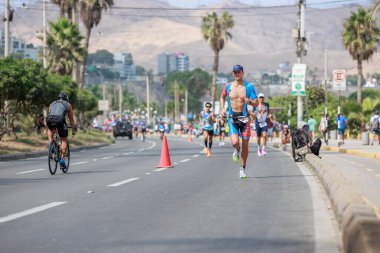 İRONMAN 70.3 Peru, Sporcular yarışıyor. 23 Nisan 2023 - LIMA, Peru