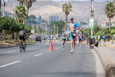 İRONMAN 70.3 Peru, Sporcular yarışıyor. 23 Nisan 2023 - LIMA, Peru