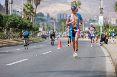 İRONMAN 70.3 Peru, Sporcular yarışıyor. 23 Nisan 2023 - LIMA, Peru