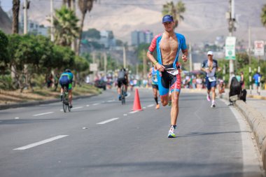 İRONMAN 70.3 Peru, Sporcular yarışıyor. 23 Nisan 2023 - LIMA, Peru