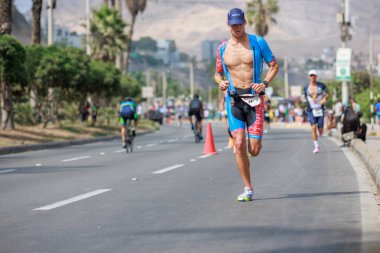 İRONMAN 70.3 Peru, Sporcular yarışıyor. 23 Nisan 2023 - LIMA, Peru