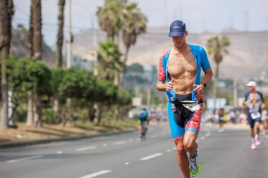 İRONMAN 70.3 Peru, Sporcular yarışıyor. 23 Nisan 2023 - LIMA, Peru