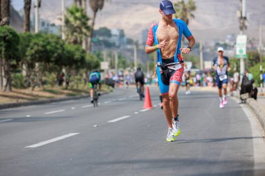 İRONMAN 70.3 Peru, Sporcular yarışıyor. 23 Nisan 2023 - LIMA, Peru