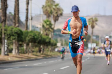 İRONMAN 70.3 Peru, Sporcular yarışıyor. 23 Nisan 2023 - LIMA, Peru