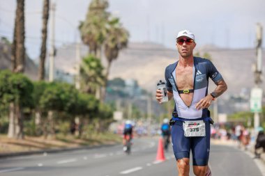 İRONMAN 70.3 Peru, Sporcular yarışıyor. 23 Nisan 2023 - LIMA, Peru