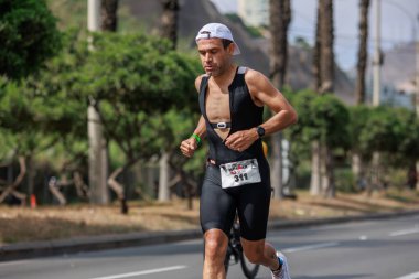 İRONMAN 70.3 Peru, Sporcular yarışıyor. 23 Nisan 2023 - LIMA, Peru