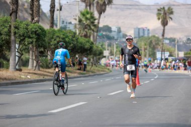 İRONMAN 70.3 Peru, Sporcular yarışıyor. 23 Nisan 2023 - LIMA, Peru