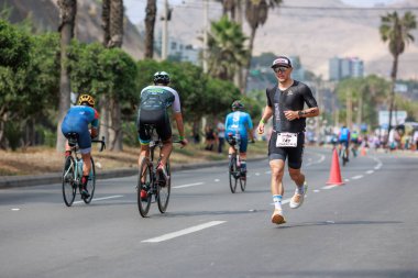 İRONMAN 70.3 Peru, Sporcular yarışıyor. 23 Nisan 2023 - LIMA, Peru